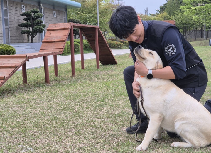 인천 중구 관세인재개발원 탐지견훈련센터. 2024.4.28 뉴시스