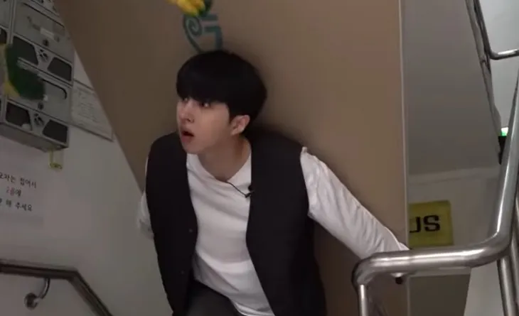 그룹 빅스의 켄이 석고보드를 나르고 있다. 유튜브 채널 ‘별별별 스튜디오’ 캡처