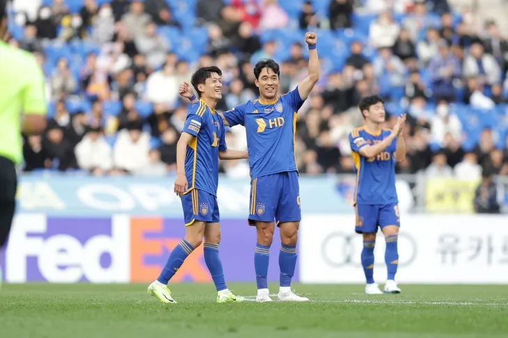 울산 HD 박주영이 23일 울산문수축구경기장에서 열린 2024 K리그1 38라운드 수원FC와의 홈 경기에서 도움을 기록한 뒤 이청용과 기뻐하고 있다. K리그 제공