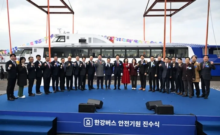 지난 25일 경남 사천시에서 열린 한강버스 진수식 행사에 참석한 김재진 의원