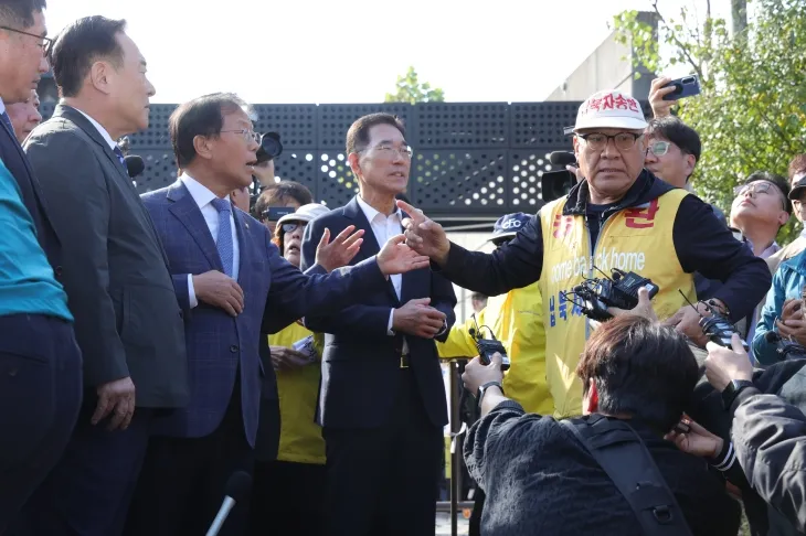 31일 경기도 파주시 임진각 국립 6·25전쟁 납북자기념관에서 최성용 납북자가족모임 대표(오른쪽)가 대북 전단 살포를 만류하는 더불어민주당 윤후덕 의원과 언쟁을 벌이고 있다. 2024.10.31 연합뉴스