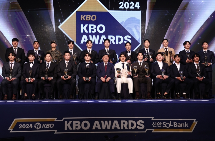 26일 서울 롯데호텔 월드에서 열린 2024 KBO 시상식에서 수상한 프로야구 선수들이 트로피를 들고 있다. 최우수선수(MVP) 김도영(KIA 타이거즈)만 하얀 정장을 입고 있다. 연합뉴스