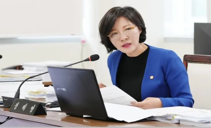 정혜영 의원이 2024년도 자치행정위원회 행정사무감사에서 질의하고 있다. 정혜영 의원실 제공