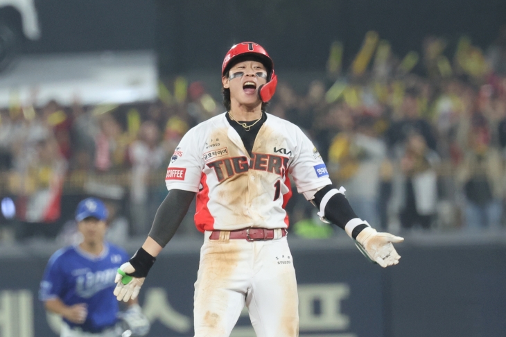 KIA 타이거즈 박찬호가 28일 광주 기아챔피언스필드에서 열린 2024 KBO 포스트시즌 한국시리즈 5차전 삼성 라이온즈와의 홈 경기에서 적시타를 친 뒤 기뻐하고 있다. 광주 연합뉴스