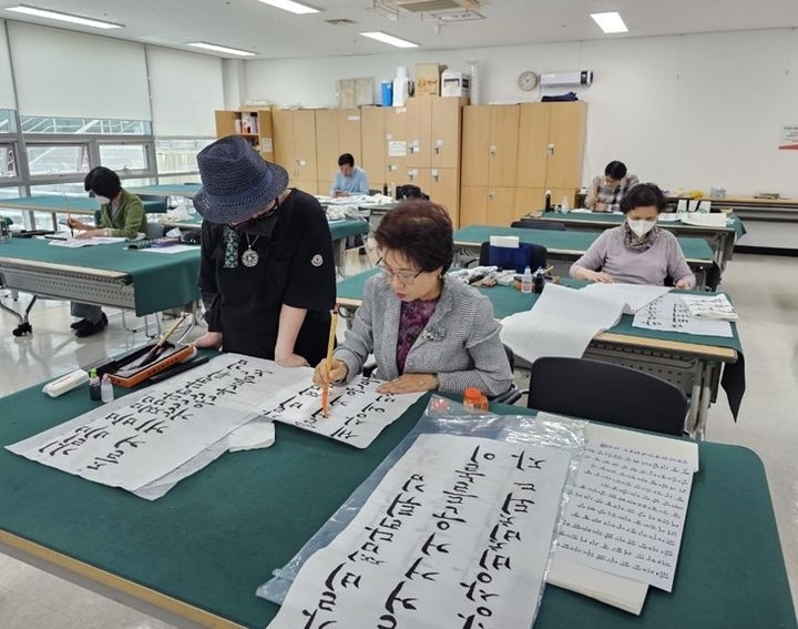 국가유산청이 26일 ‘한글서예’를 국가무형유산 신규 종목으로 지정 예고한다고 밝혔다. 사진은 지난해 10월 열린 세계서예전북비엔날레에서 한글서예를 즐기는 사람들의 모습. 세계서예전북비엔날레 제공