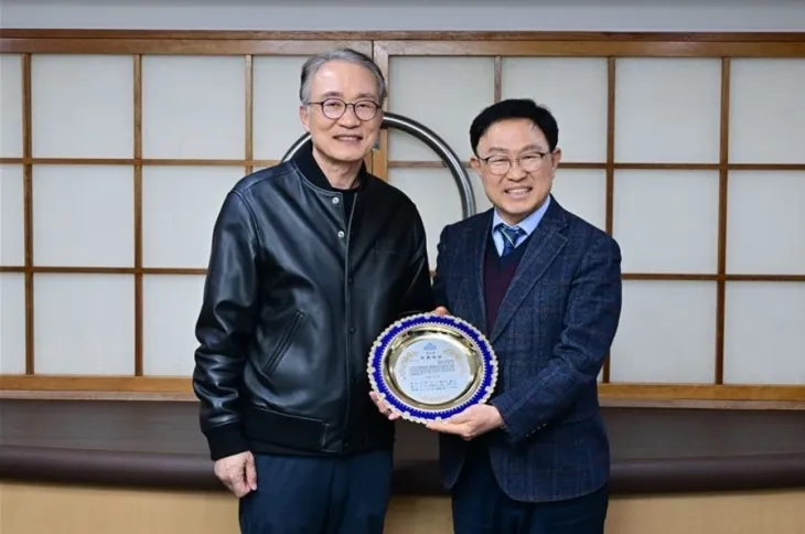 ‘2024 세계 당뇨병의날 기념 제7회 의정대상’을 받은 최기찬 의원(오른쪽)