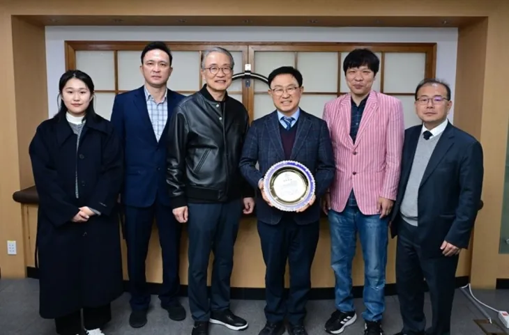 ‘2024 세계 당뇨병의날 기념 제7회 의정대상’을 받은 최기찬 의원(오른쪽에서 세 번째)