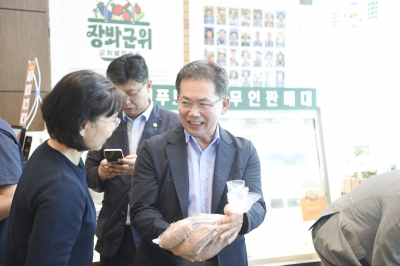 군위군청, 현관 로비 로컬푸드 무인판매대 인기 ‘짱’·…개점 두 달여 만에 매출 5000만원 육박