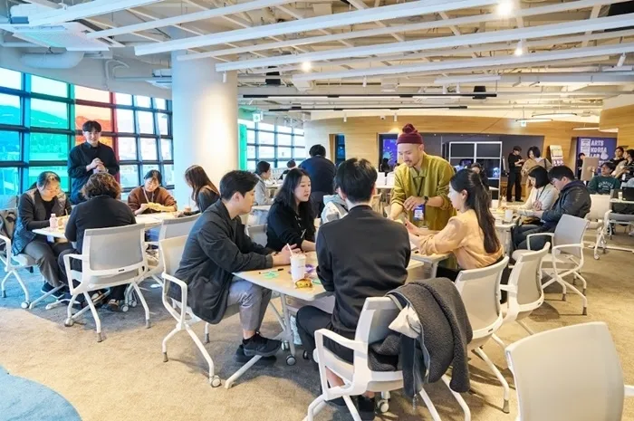 문화체육관광부와 (재)예술경영지원센터 주최로 열린 ‘2024 아트코리아랩 페스티벌’에서 ‘공연예술분야 기후위기대응 워크숍’이 진행 중이다. 참가자들이 툴킷을 활용하여 기후위기 대응방안에 대해 논의하고 있다.