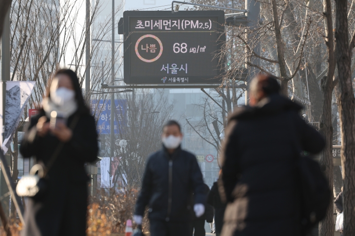 지난 1월 12일 서울시청 인근에 설치된 대기환경정보 전광판에 초미세먼지 농도가 ‘나쁨’으로 표시돼 있다. 연합뉴스