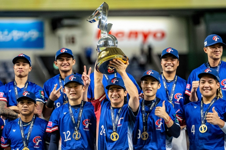 대만 야구대표팀이 24일 일본 도쿄돔에서 열린 세계야구소프트볼연맹(WBSC) 프리미어12 결승전에서 일본을 4대0으로 꺾고 우승컵을 들어올렸다. 2024.11.24 도쿄 AFP 연합뉴스