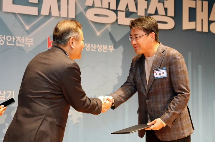 오승록(오른쪽) 서울 노원구청장이 지방자치단체 생산성대상에서 문화분야 행정안전부 장관 표창을 수상하고 있다.   노원구 제공 오승록(오른쪽) 서울 노원구청장이 지방자치단체 생산성대상에서 문화분야 행정안전부 장관 표창을 수상하고 있다.   노원구 제공