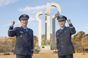 ‘형제는 용감했다’…축구선수였던 쌍둥이, 함께 공군 장교로 “필승!”