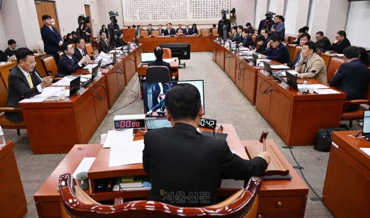 정청래 국회 법제사법위원회 위원장이 27일 국회에서 열린 법사위 전체회의에서 의사봉을 두드리고 있다. 법사위는 이날 강백신 수원지검 성남지청 차장검사, 엄희준 인천지검 부천지청장에 대한 탄핵청문회 계획서 채택의 건을 통과시켰다. 안주영 전문기자