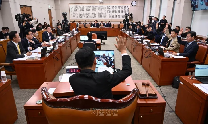 27일 국회에서 열린 법제사법위원회 전체회의에서 강백신 수원지검 성남지청 차장검사, 엄희준 인천지검 부천지청장에 대한 탄핵청문회 계획서 채택의 건을 표결하고 있다. 2024.11.27. 안주영 전문기자