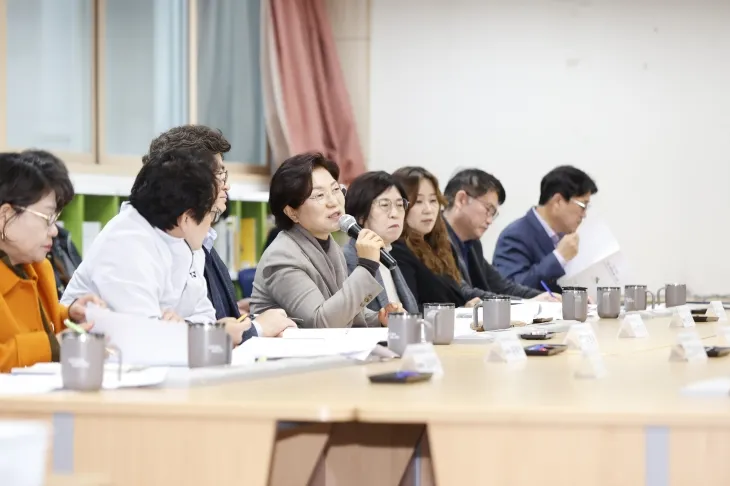 김미경(가운데) 서울 은평구청장이 지난 25일 불광1동에 있는 북한산힐스테이트3차 아파트 경로당에서 열린 ‘찾아가는 아파트, 주민 소통 간담회’를 통해 주민들과 대화를 나누고 있다. 은평구 제공