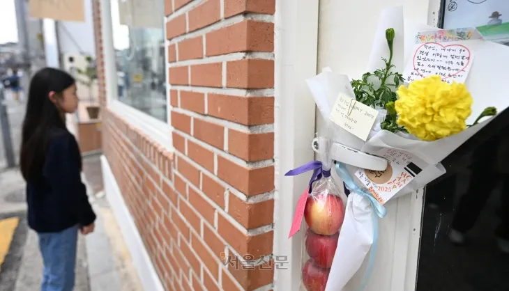 시민들이 13일 소설가 한강이 대표로 있는 서울 종로구 독립서점 ‘책방오늘’을 구경하고 있다. 2024.10.13 홍윤기 기자