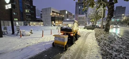 서울 노원구에서 28일 새벽 신속 제설작업이 진행되고 있다.   노원구 제공
