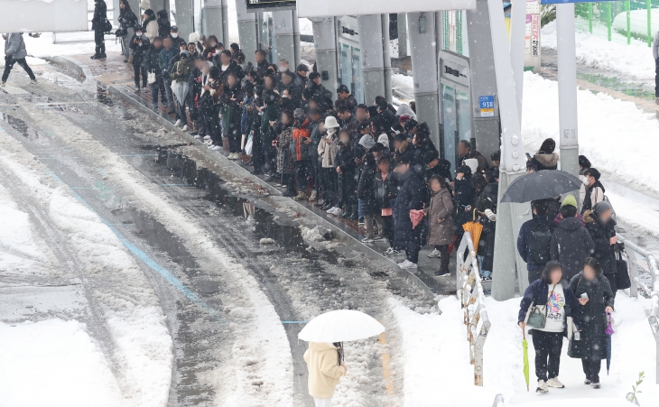 이틀째 수도권 폭설이 이어지고 있는 28일 오전 경기도 수원시 수원역 버스정류장에서 시민들이 버스를 기다리고 있다. 2024.11.28 연합뉴스