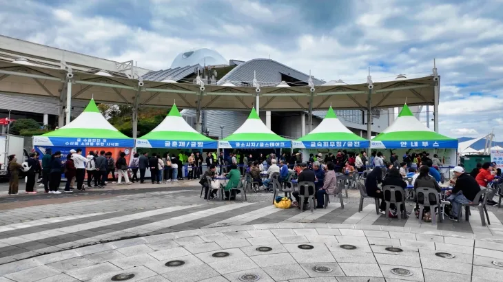 여수시와 굴수하식수산업협동조합이 주관하는 굴 무료 시식회에 싱싱한 굴 요리를 맛보기 위한 수많은 인파가 몰렸다. 김형우 기자.