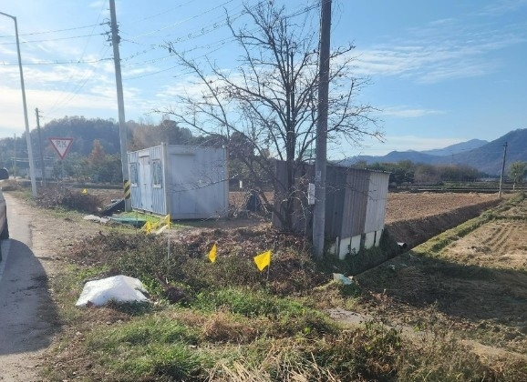 최근 경북도의회 의원들이 소방 출동 태세를 점검하겠다며 논에 불을 일부러 지르고 소방에 신고하는 행동을 한 것이 알려졌다. 소방공무원노동조합 제공