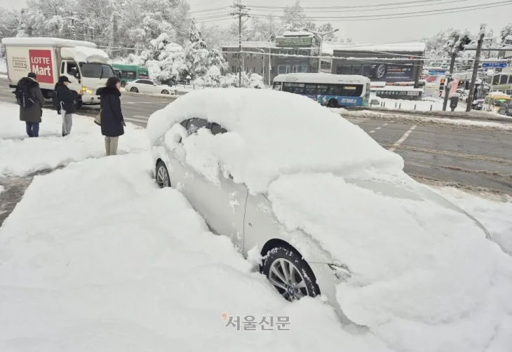 경기남부지역에 폭설이 내린 28일 경기도 과천시에서 폭설로 버려진 차량이 보이고 있다. 2024.11.28 박지환기자