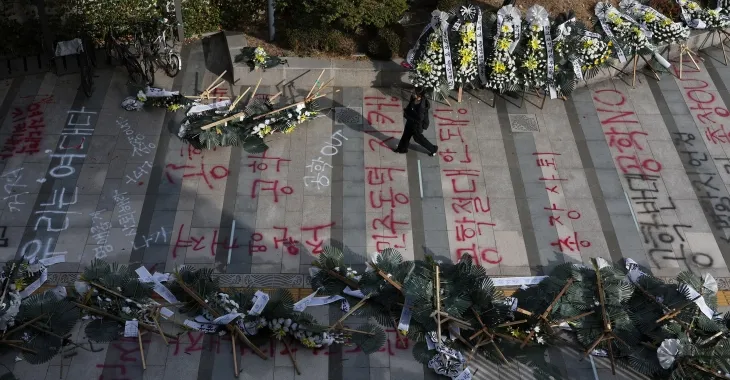 25일 서울 성북구 동덕여대 백주년기념관에 남녀공학 전환 반대를 주장하는 래커칠이 돼있다. 동덕여대가 남녀공학 전환 논의를 중단하기로 하며 학생들의 시위는 일단락되는 모습이지만, ‘래커칠’ 등으로 시위로 인한 학교 측 피해 보상 문제로 의견이 대립 중이다. 2024.11.25 연합뉴스