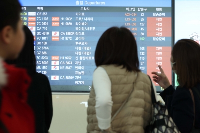 결항에 하루 날리고, 비행기서 16시간 대기…‘첫눈 대란’ 항공기 속속 결항·지연