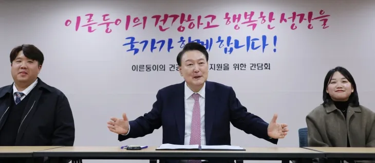 윤석열 대통령이 28일 서울 서초구 서울성모병원에서 열린 ‘이른둥이의 건강한 성장 지원을 위한 간담회’에 참석해 발언하고 있다. 윤 대통령은 미숙아를 뜻하는 이른둥이의 출산과 양육 등 전 과정에 대해 지원을 강화하겠다고 밝혔다. 연합뉴스