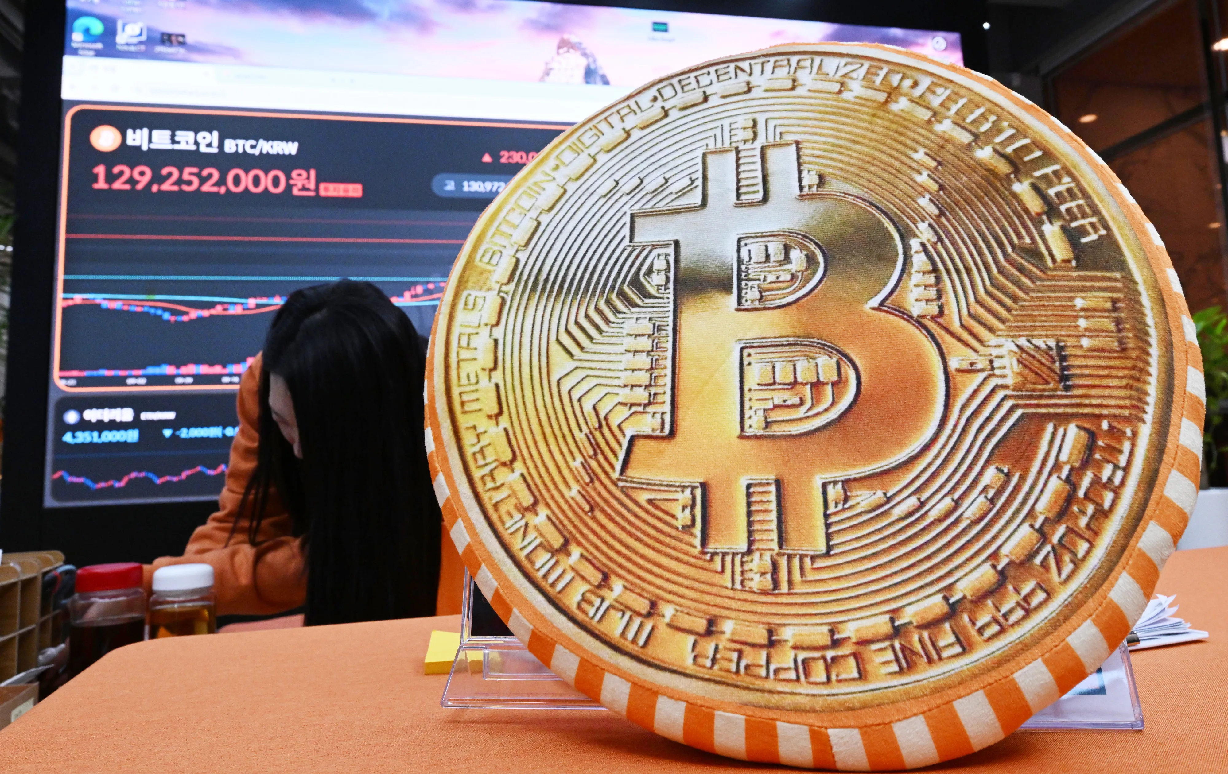 재테크+] 10년 전 1억 투자했더라면…코인·금·삼전 비교해보니