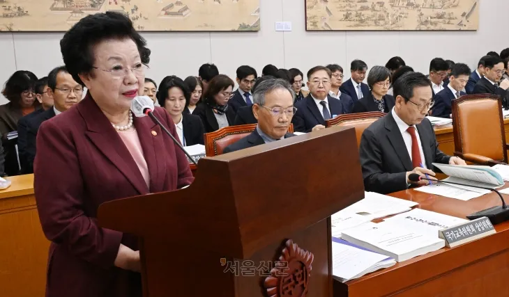 이배용(왼쪽) 국가교육위원회 위원장이 지난달 8일 국회 교육위원회에서 열린 교육부·국가교육위원회·국사편찬위원회 등에 대한 국정감사에서 업무 보고를 하고 있다. 2024.10.8 안주영 전문기자