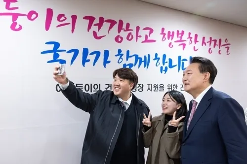 윤석열 대통령이 28일 서울성모병원에서 ‘이른둥이 지원 간담회’ 후 다섯쌍둥이 부모 김준영·사공혜란씨와 기념촬영을 하고 있다. 연합뉴스