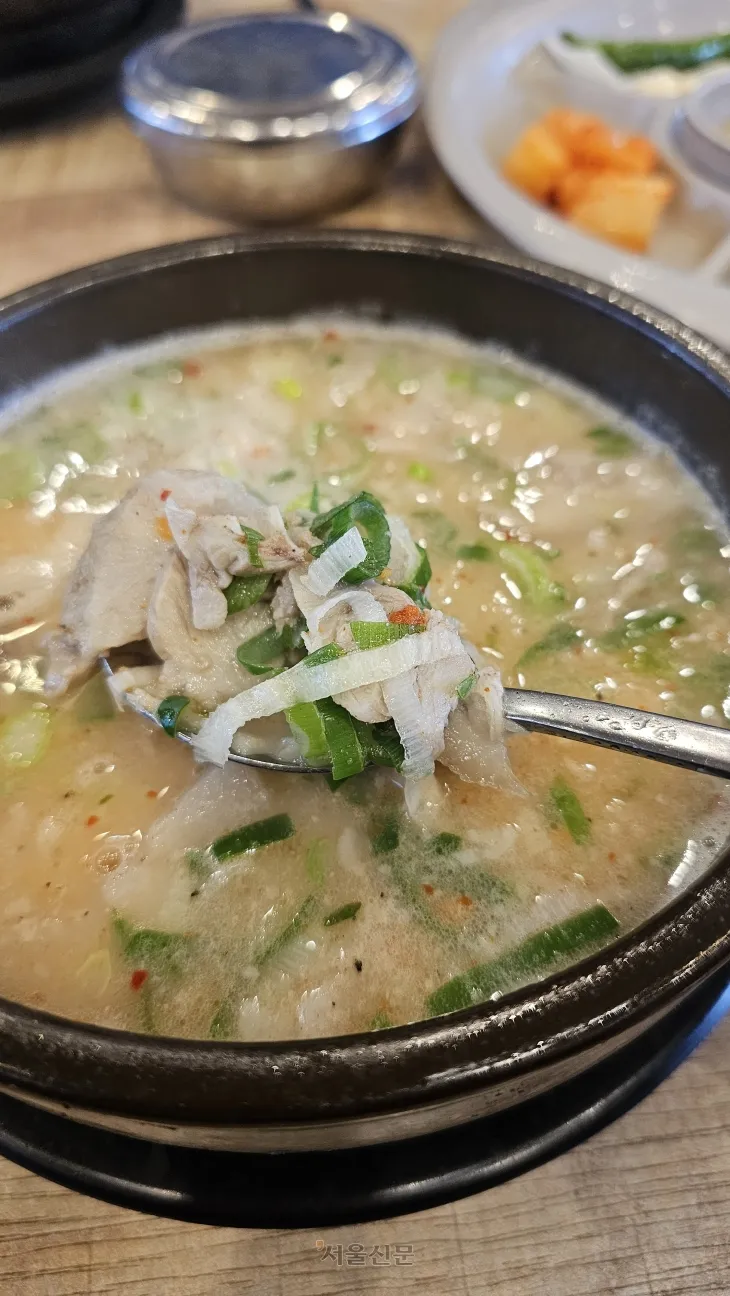 돼지국밥은 부산을 대표하는 향토음식이다. 사진은 밀양순대돼지국밥.