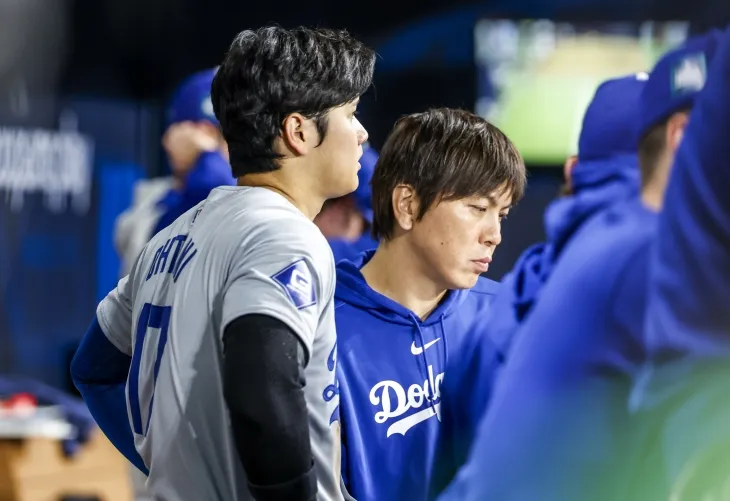 지난 3월 20일 오후 서울 고척스카이돔에서 열린 미국프로야구(MLB) 공식 개막전 LA다저스 대 샌디에이고 파드리스 1차전 경기에서 LA다저스 오타니 쇼헤이와 통역사 미즈하라 잇페이(오른쪽)가 경기를 지켜보고 있다. 2024.3.22 공동취재