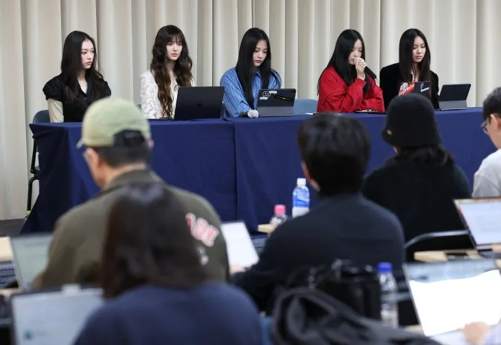 걸그룹 뉴진스가 28일 서울 강남구 스페이스쉐어 삼성역센터에서 열린 전속계약 해지 관련 기자회견에 참석해 있다. 2024.11.28 연합뉴스