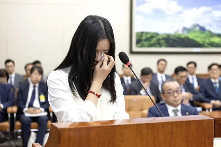 뉴진스 멤버 하니 팜이 15일 서울 여의도 국회에서 열린 환경노동위원회의 경제사회노동위원회, 중앙노동위원회, 최저임금위원회 등에 대한 국정감사에서 눈물을 흘리고 있는 모습. 2024.10.15 국회사진기자단