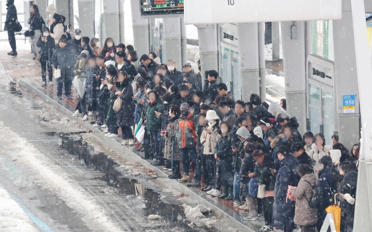 이틀째 수도권 폭설이 이어지고 있는 28일 오전 경기도 수원시 수원역 버스정류장에서 시민들이 버스를 기다리고 있다. 2024.11.28 연합뉴스