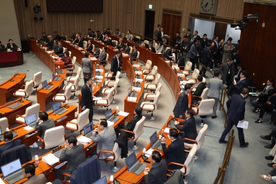 ‘진격의 민주당’ 감액 예산안 단독 처리…與 “법도 예산도 이재명 아래”