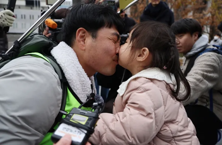 국내에는 치료법이 없는 희귀병을 앓고 있는 네 살 딸 사랑이의 치료비용을 위해 전국 곳곳을 돌며 후원을 요청하고 있는 전요셉 씨가 29일 오후 최종 목적지인 서울 광화문광장에 도착, 마중 나온 사랑이와 뽀뽀를 하고 있다. 2024.11.29 연합뉴스