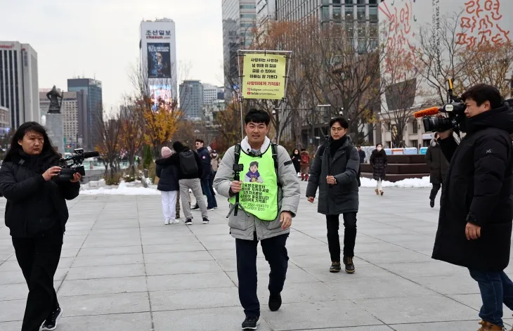 국내에는 치료법이 없는 희귀병을 앓고 있는 네 살 딸 사랑이의 치료비용을 위해 전국 곳곳을 돌며 후원을 요청하고 있는 전요셉 씨가 29일 오후 최종 목적지인 서울 광화문광장으로 들어서고 있다. 2024.11.29 연합뉴스