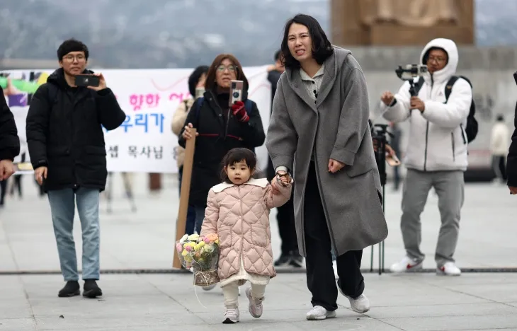 국내에는 치료법이 없는 희귀병을 앓고 있는 네 살 딸의 치료비용을 위해 전국 곳곳을 돌며 후원을 요청하고 있는 전요셉 씨의 가족 이상아씨와 사랑이가 29일 오후 서울 광화문광장에 도착하는 전 씨에게 향하고 있다. 2024.11.29 연합뉴스