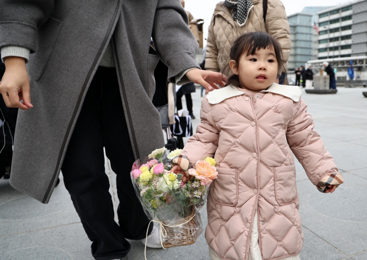 국내에는 치료법이 없는 희귀병을 앓고 있는 네 살 딸의 치료비용을 위해 전국 곳곳을 돌며 후원을 요청하고 있는 전요셉 씨의 가족 이상아씨와 사랑이가 29일 오후 서울 광화문광장에 도착하는 전 씨에게 향하고 있다. 2024.11.29 연합뉴스