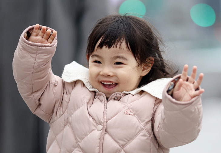 국내에는 치료법이 없는 희귀병을 앓고 있는 네 살 딸의 치료비용을 위해 전국 곳곳을 돌며 후원을 요청하고 있는 전요셉 씨의 가족 사랑이가 29일 오후 서울 광화문광장에서 웃음을 보이며 뛰고 있다. 2024.11.29 연합뉴스