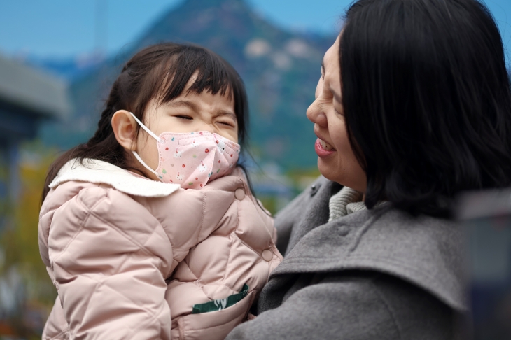 국내에는 치료법이 없는 희귀병을 앓고 있는 네 살 딸의 치료비용을 위해 전국 곳곳을 돌며 후원을 요청하고 있는 전요셉 씨의 가족 이상아씨와 사랑이가 29일 오후 서울 광화문광장에서 밝은 표정을 짓고 있다. 2024.11.29 연합뉴스