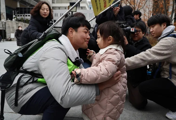 국내에는 치료법이 없는 희귀병을 앓고 있는 네 살 딸 사랑이의 치료비용을 위해 전국 곳곳을 돌며 후원을 요청하고 있는 전요셉 씨가 29일 오후 최종 목적지인 서울 광화문광장에 도착, 마중 나온 사랑이를 안고 있다. 2024.11.29 연합뉴스