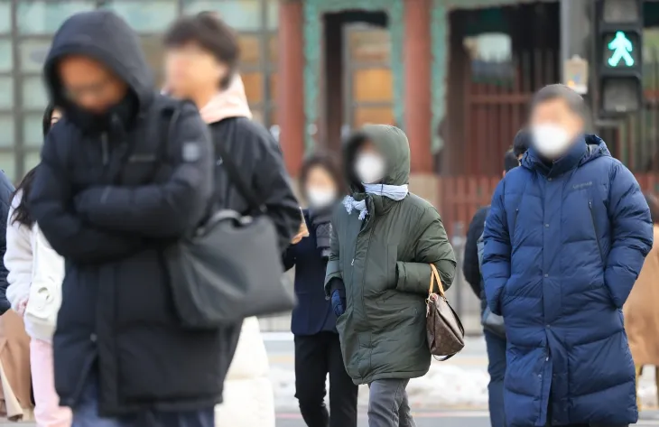 전국 대부분의 아침 기온이 영하로 떨어진 지난달 29일 오전 서울 세종대로 사거리에서 두꺼운 옷을 입은 시민들이 건널목을 건너고 있다. 2024.11.29 연합뉴스