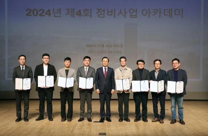 조성명(가운데) 서울 강남구청장이 새롭게 위촉한 자문위원들과 기념사진을 찍고 있다. 강남구 제공 조성명(가운데) 서울 강남구청장이 새롭게 위촉한 자문위원들과 기념사진을 찍고 있다. 강남구 제공