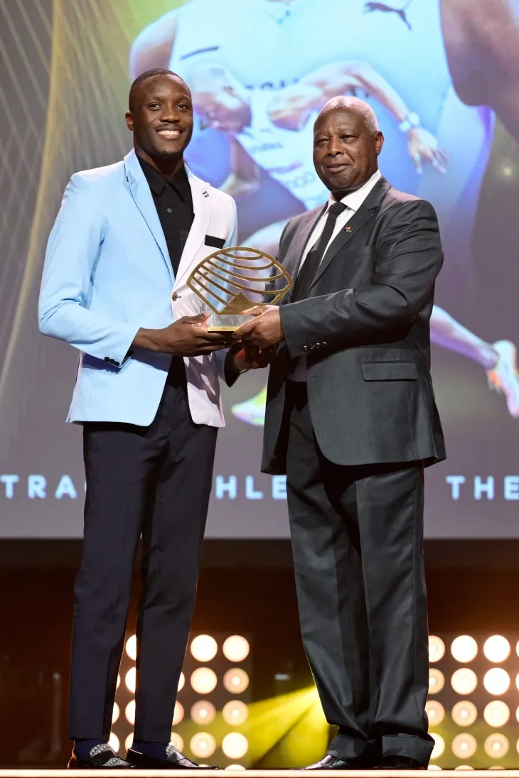 세계육상연맹의 ‘올해의 선수’로 선정된 레칠레 테보고(보츠와나)가 2일(한국시간) 모나코에서 열린 시상식에서 트로피를 수상하고 있다. 모나코 AFP 연합뉴스