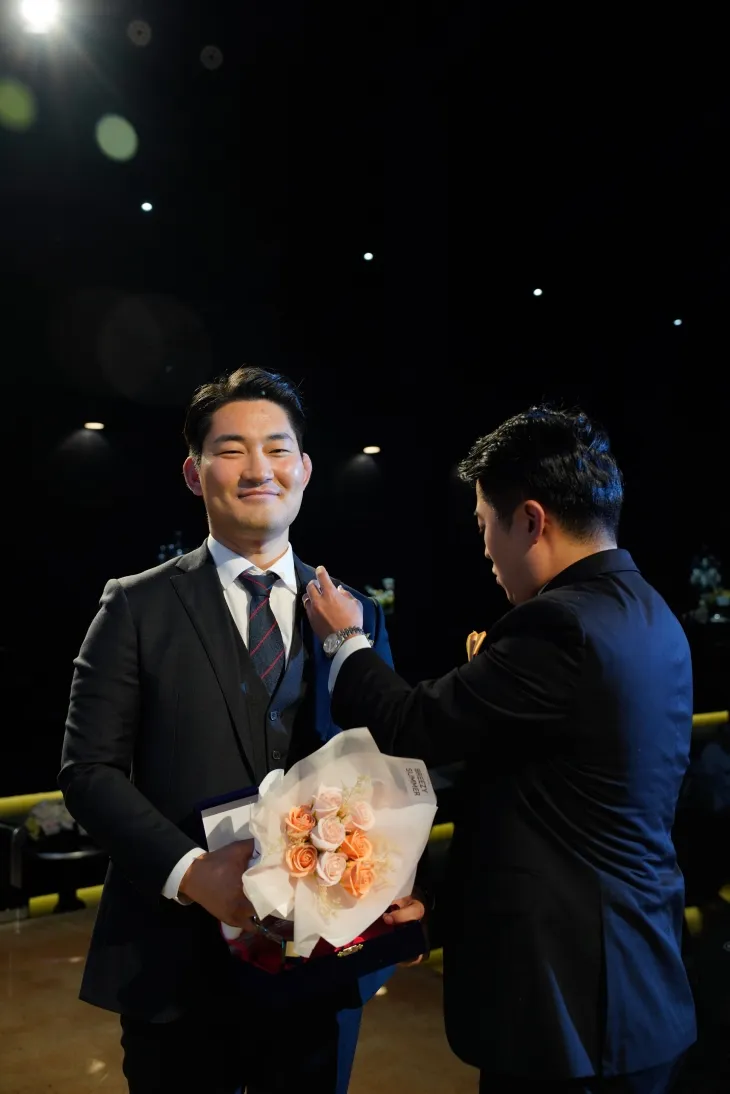 이현택  전임 회장이 감사배지를 받고 있다.