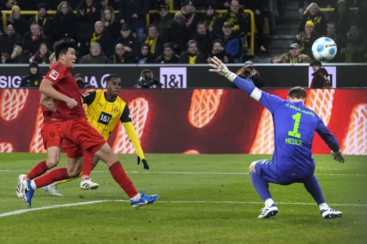 바이에른 뮌헨의 김민재(왼쪽)가 지난달 30일(현지시각) 독일 도르트문트의 지그날 이두나 파크에서 열린 2024-25 분데스리가 12라운드 도르트문트와 경기 전반 27분 도르트문트 바이노 기튼스의 선제골을 막으러 달려가고 있다. 2024.12.01 도르트문트 AP 뉴시스